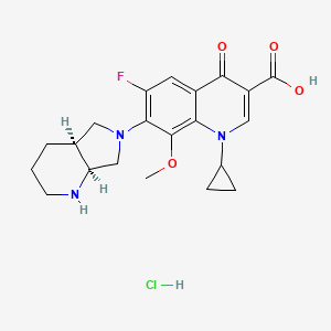 Rakenne - 7-[(4aS,7aS)-octahydro-1H-pyrrolo[3,4-b]pyridin-6-yl]-1-cyclopropyl-6-fluoro-8-methoxy-4-oxo-1,4-dihydroquinoline-3-carboxylic acid hydrochloride, 98%
