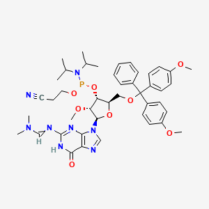 Structuur - DMT-2'-O-Me-rG(dmf)-phosphoramidite. (2R,3S,4S,5R)-2-((bis(4-methoxyphenyl)(phenyl)methoxy)methyl)-5-(2-(((E)-(dimethylamino)methylene)amino)-6-oxo-3,6-dihydro-9H-purin-9-yl)-4-methoxytetrahydrofuran-3-yl (2-cyanoethyl) diisopropylphosphoramidite. 