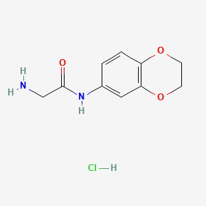 Struktura - 2-Amino-N-(2,3-dihydrobenzo[b][1,4]dioxin-6-yl)acetamide hydrochloride