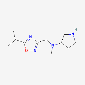 Struktur - N-Methyl-N-{[5-(propan-2-yl)-1,2,4-oxadiazol-3-yl]methyl}pyrrolidin-3-amine